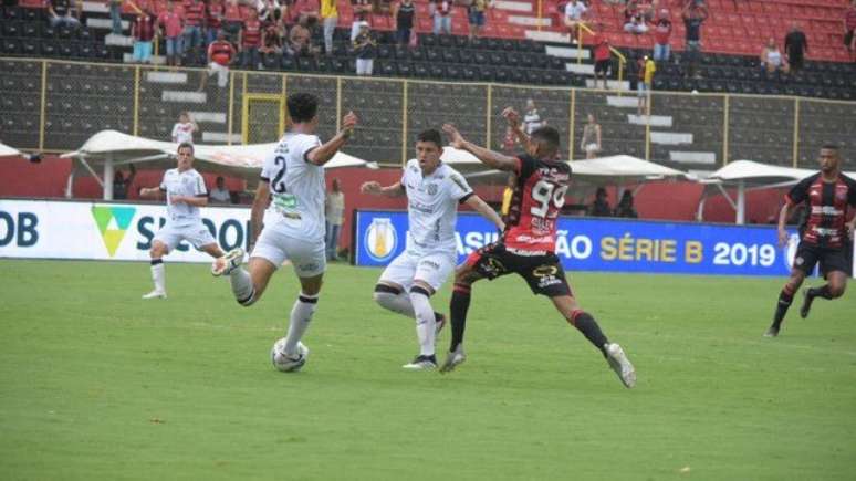 Equipes empataram por 2 a 2 no Barradão (Foto: Divulgação/Vitória)