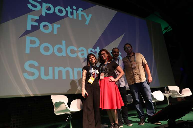 Camila Justo, Spotify Senior Creative Producer Latin America, Ju Wallauer, do Mamilos, Denis Onishi, da Fiat, Daniel Oksenberg, diretor criativo da AlmapBBDO, do podcast Na Salinha