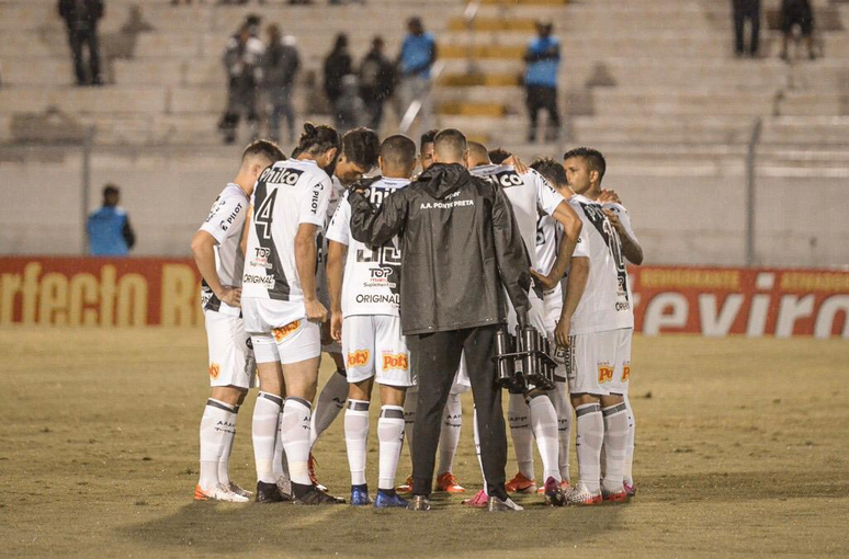 Goleiro da Ponte pegou pênalti e realizou defesas importantes durante a partida (Foto: Divulgação/Ponte Preta)