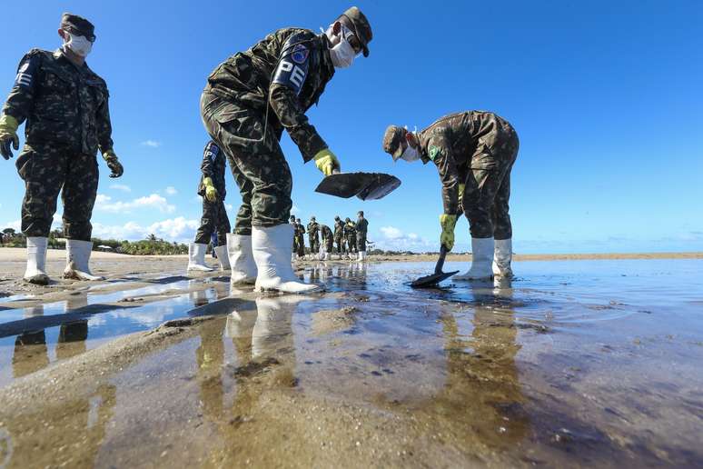 Militares do 4° Batalhão de Polícia do Exército (BPE) fazem mutirão para retirada dos resíduos de óleo na praia de Peroba, em Maragogi (AL)