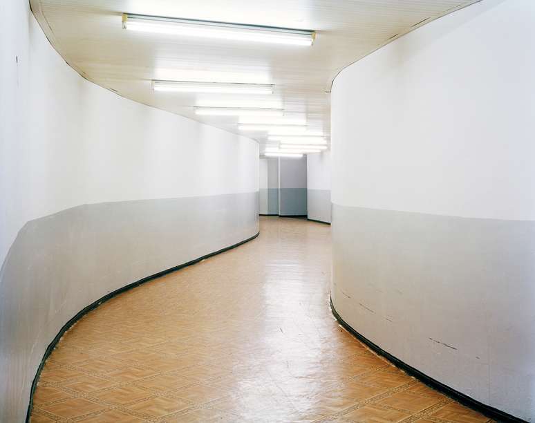 Corridor (Corredor), subsolo da biblioteca da Universidade de Mentouri, Constantine: 'Corredores são espaços neutros, que servem para levar a algum lugar. Com suas curvas sinuosas, marca registrada do estilo de Niemeyer, esse corredor revela o espírito do prédio'