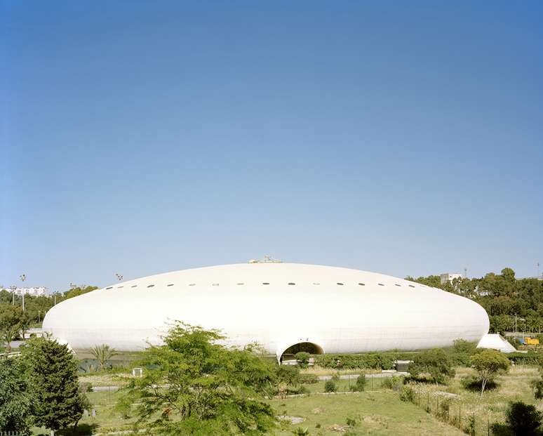 La Coupole (A Cúpula), Parque Olímpico, Algiers. Construída para sediar os Jogos do Mediterrâneo, em 1975: 'para Niemeyer, a grande arquitetura tinha de ter surpresa. E essa obra não se parecia com nada do que existia na Argélia pós-colonial'