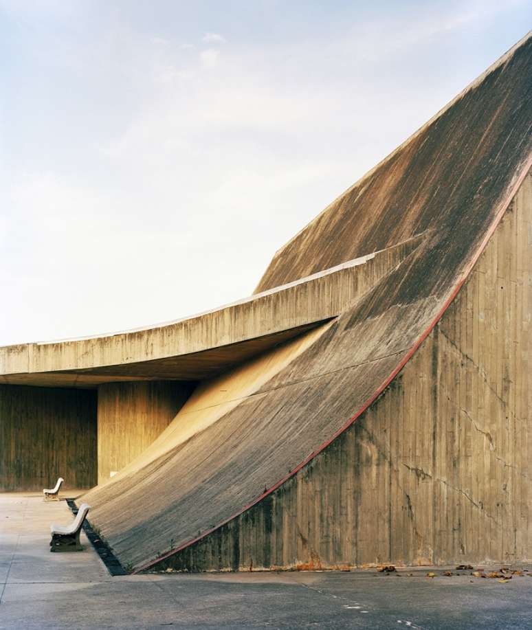 Swoop (Mergulho), Universidade de Mentouri, Constantine; 'Essa foi a primeira obra de Niemeyer que vi na Argélia. Fiquei estupefato. Eram tantas formas esculturais, aquilo parecia mais um parque de esculturas do que um campus universitário'