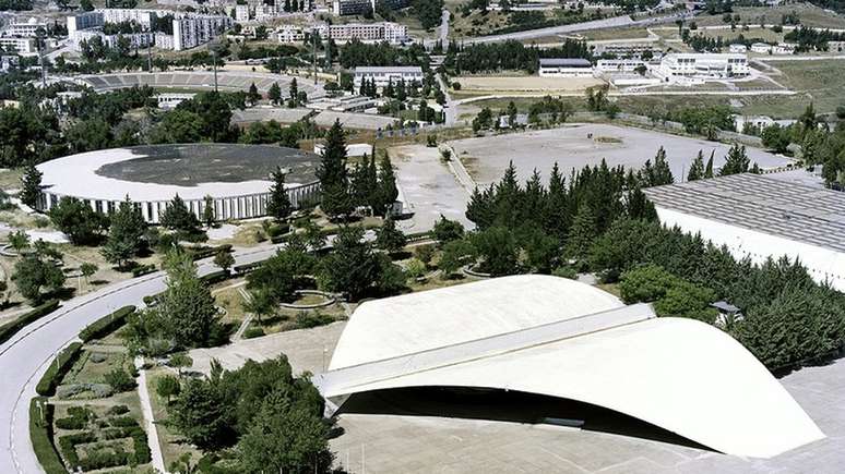 Auditório na forma de um livro aberto na Universidade de Mentouri, na Argélia, com projeto de Niemeyer em um momento em que país tentava se reconstruir