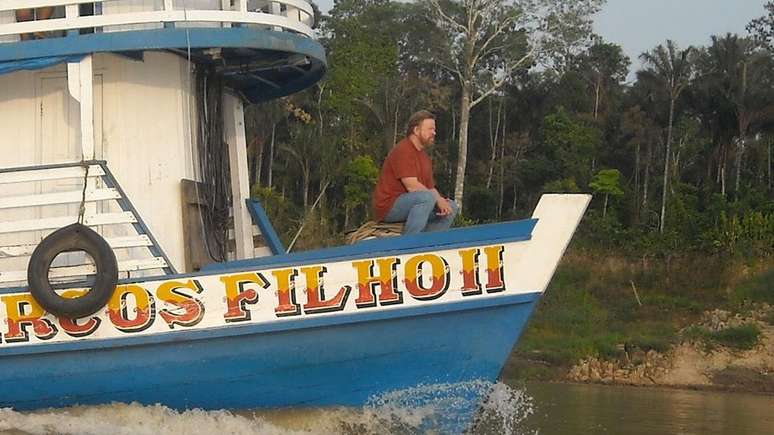 Daniel Everett na Amazônia; ao conviver com índios pirahã, o então missionário se tornou ateu e criou teoria linguística que desafia a tese predominante