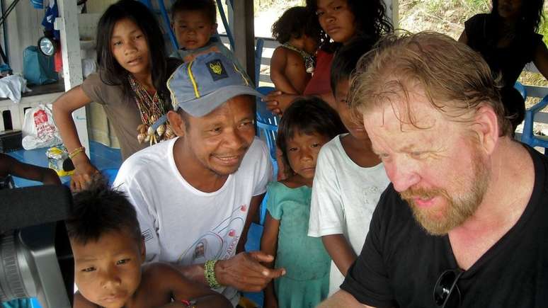 Daniel Everett com índios pirahã; "Aprendi sobre uma autoconfiança que eles têm de poder lidar com seu meio ambiente, e a felicidade que essa confiança traz para eles"