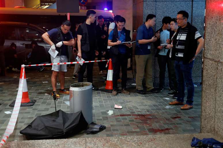 Um homem feriu ao menos cinco pessoas na noite deste domingo, 3, em Hong Kong