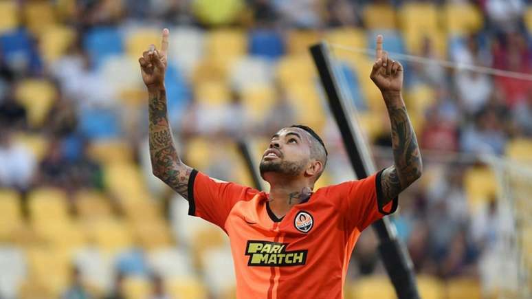 Dentinho em campo pelo Shakhtar (Foto: Divulgação)