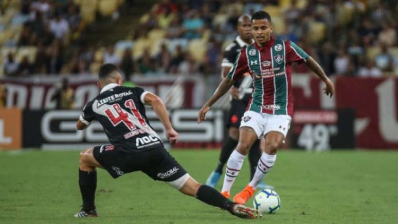 Allan tira Bruno Gomes da jogada e leva o Fluminense ao ataque - LUCAS MERÇON/ FLUMINENSE F.C.
