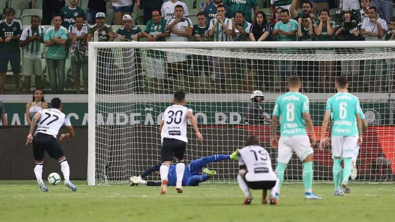 Weverton em ação que se tornou mais comum neste semestre: pegando pênalti (Agência Palmeiras/Divulgação)