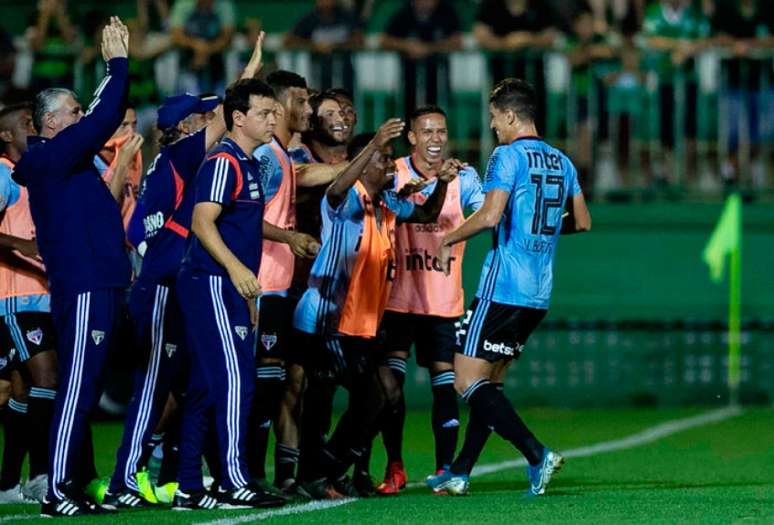 Vitor Bueno comemora seu quarto gol pelo Tricolor (Foto: LIAMARA POLLI/AM Press)
