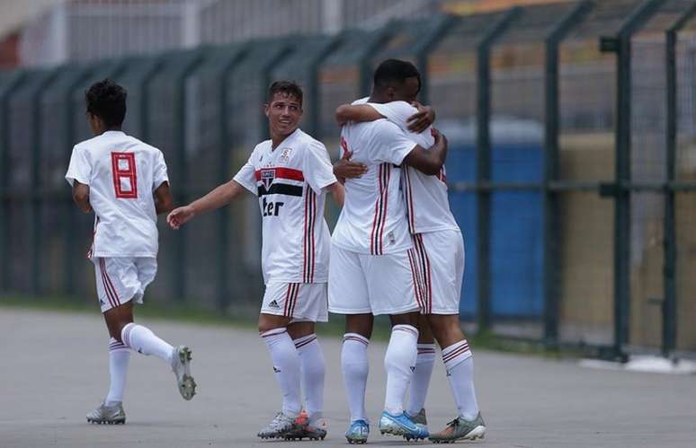 Jogadores do sub-17 do São Paulo comemoram no Pacaembu - FOTO: Divulgação/São Paulo FC