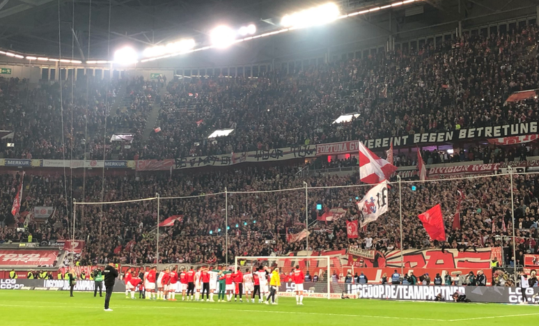 A torcida do Dusseldorf lotou o estádio na vitória do time (Foto: Reprodução/Twitter Dusseldorf)