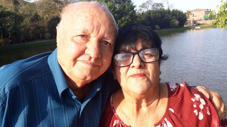 O aposentado Eli Borba, 80, que tem c&acirc;ncer na bexiga, e sua esposa Elci Cardoso Borba
