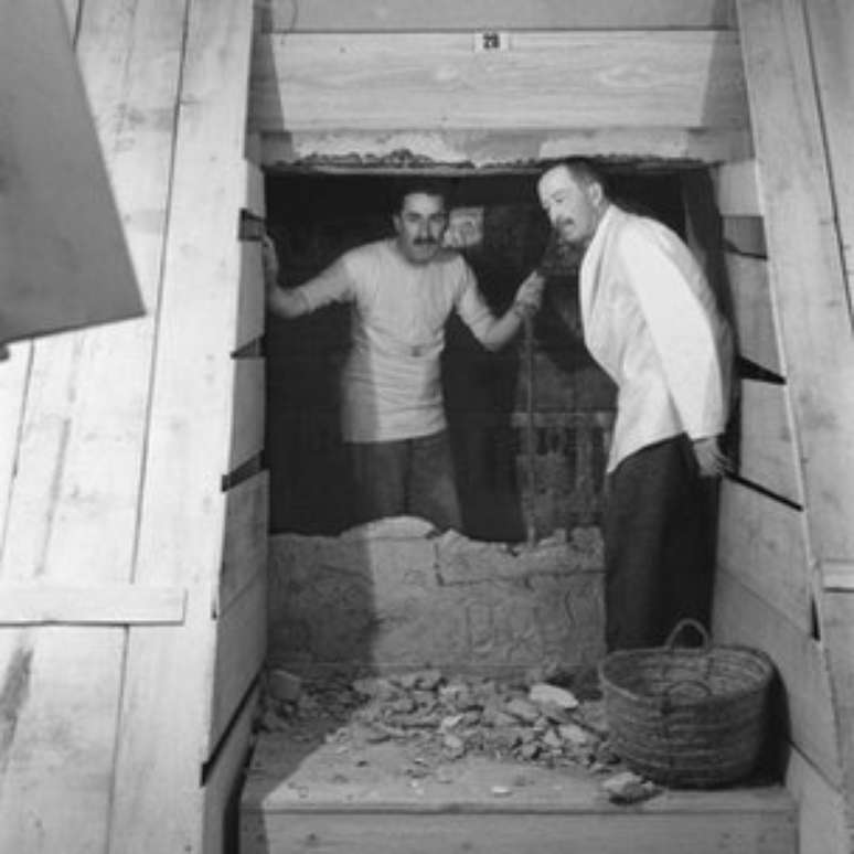 Burton montou suas fotos para torn&aacute;-las o mais dram&aacute;ticas poss&iacute;vel; tirada em fevereiro de 1923, esta imagem &eacute; uma das &uacute;nicas duas mostrando Carter (&agrave; esquerda) e lord Carnarvon juntos na tumba