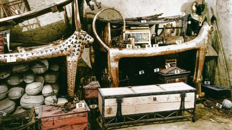 Harry Burton documentou o conte&uacute;do da tumba de Tutanc&acirc;mon, incluindo esta caixa branca, que continha camisas de linho, xales e panos de lombo, 18 varas, 69 flechas e uma trombeta