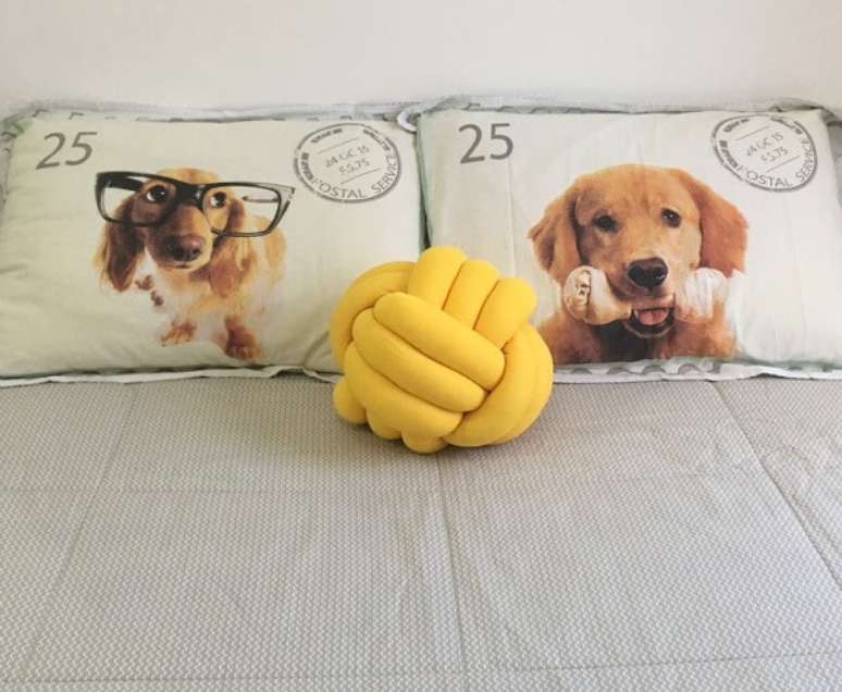 3. A almofada de nó amarelo sobre a cama traz alegria para o ambiente. Fonte: Pinterest