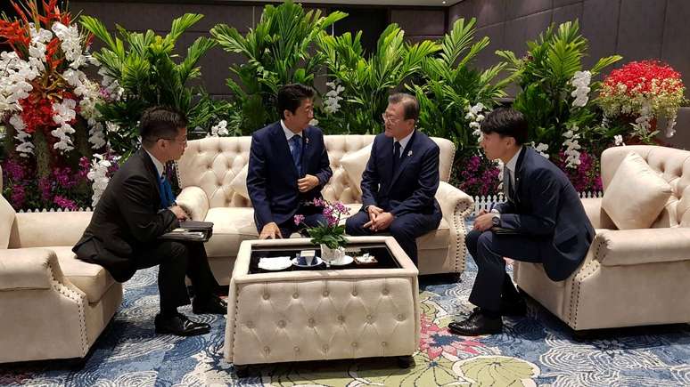 Presidente sul-coreano, Moon Jae-in, e premiê japonês, Shinzo Abe, durante reunião bilateral em Bangcoc
04/11/2019
Casa Azul Presidencial/Yonhap via REUTERS