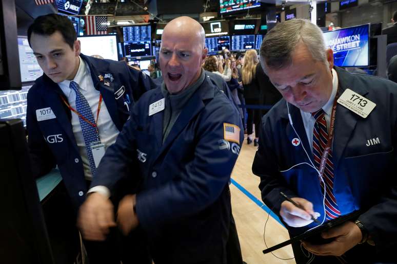 Operadores trabalham na Bolsa de Nova York 
04/11/2019
REUTERS/Brendan McDermid