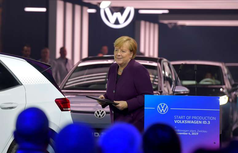 Chanceler alem&atilde;, Angela Merkel, participa de cerim&ocirc;nia de inaugura&ccedil;&atilde;o de produ&ccedil;&atilde;o de ve&iacute;culos el&eacute;tricos da Volkswagen. 4/11/2019. REUTERS/Matthias Rietschel