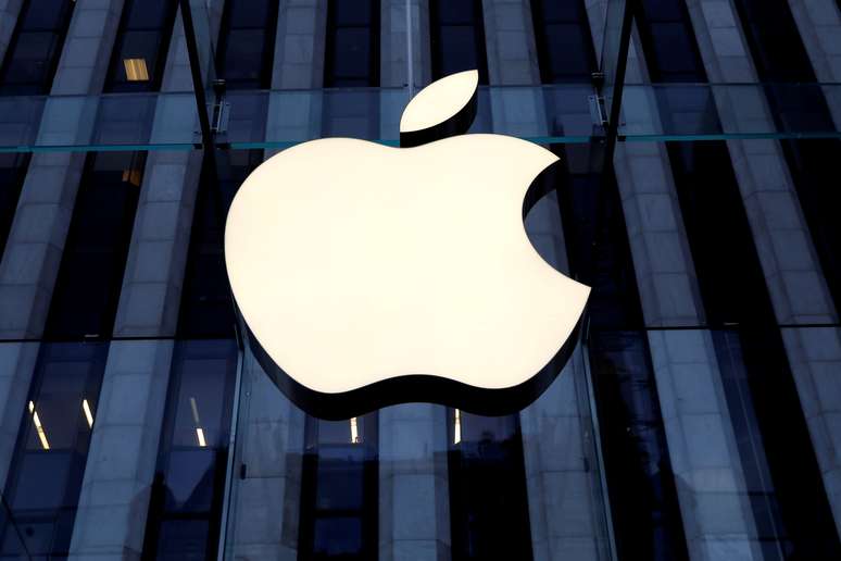Logotipo da Apple na entrada do prédio dos escritórios da companhia em Nova York. 16/10/2019. REUTERS/Mike Segar