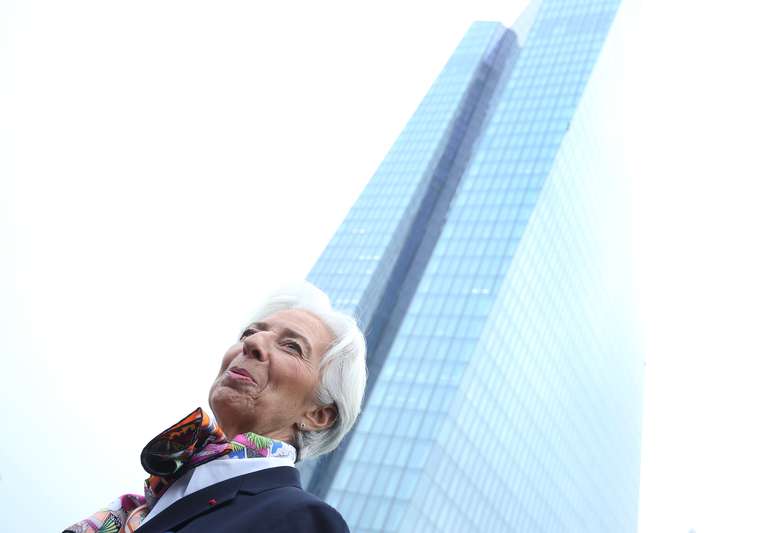 A presidente do Banco Central Europeu (BCE), Christine Lagarde, responde a perguntas de jornalistas ao chegar &agrave; sede do BCE em Frankfurt, Alemanha. 04/11/2019. REUTERS/Ralph Orlowski