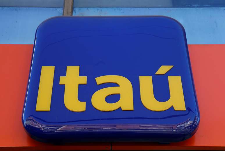 Logotipo do Itaú em frente a agência da marca, no Chile. 30/7/2019. REUTERS/Rodrigo Garrido