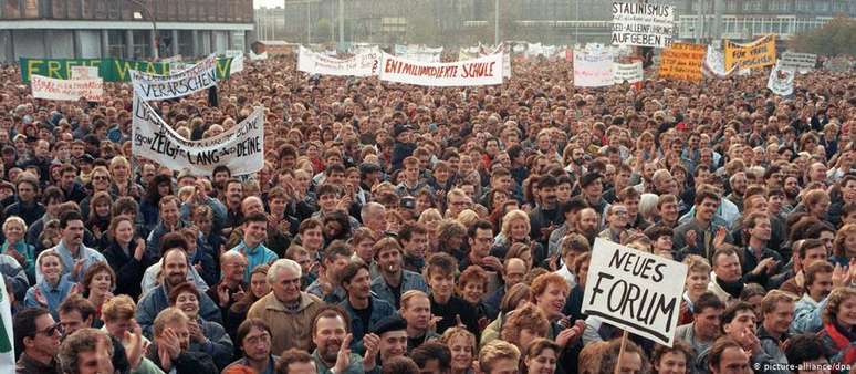 Em 4 de novembro de 1989, ocorreu a maior manifestação autorizada na história da Alemanha Oriental