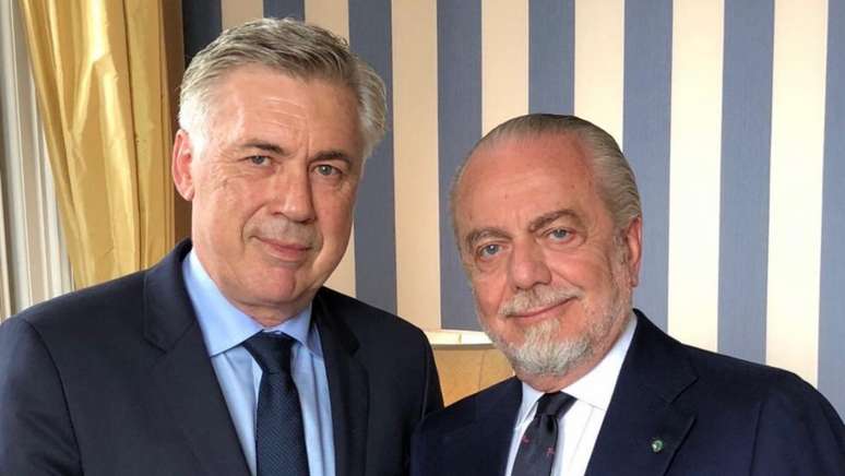 Ancelotti ao lado de De Laurentiis (Foto: Reprodução / Twitter)