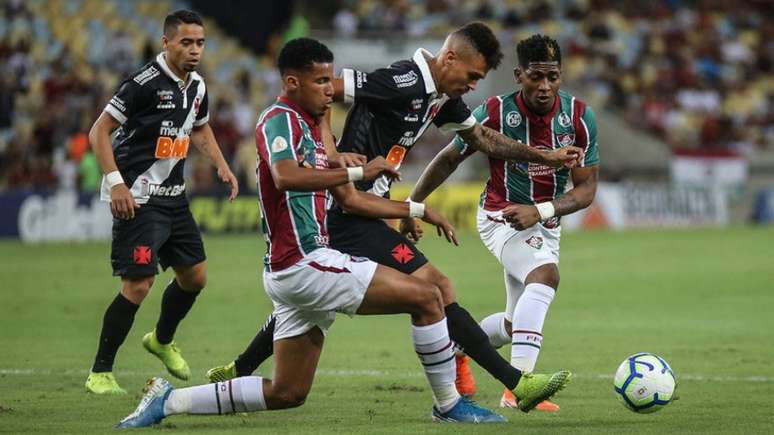 Richard é titular habitual, mas precisará dar lugar a outro jogador (Foto: LUCAS MERÇON/ FLUMINENSE F.C.)