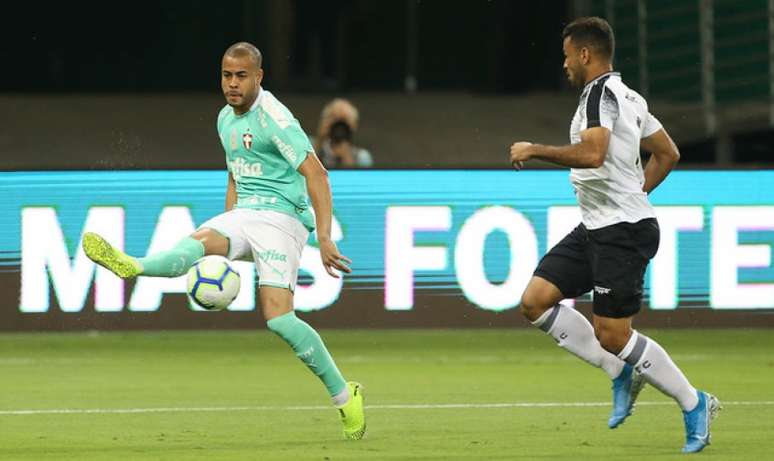 Mayke foi titular e participou da jogada do gol da vitória por 1 a 0 sobre o Ceará (Foto: Agência Palmeiras/Divulgação)