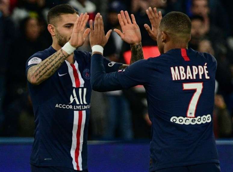 Atacantes em campo pelo PSG (Foto: AFP)