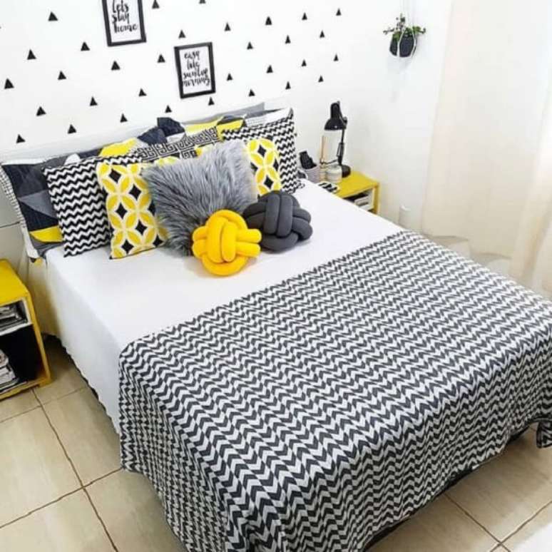 23. Almofada de nó em tons de cinza e amarelo se misturam com a decoração do ambiente. Fonte: Pinterest decoram o quarto de casal