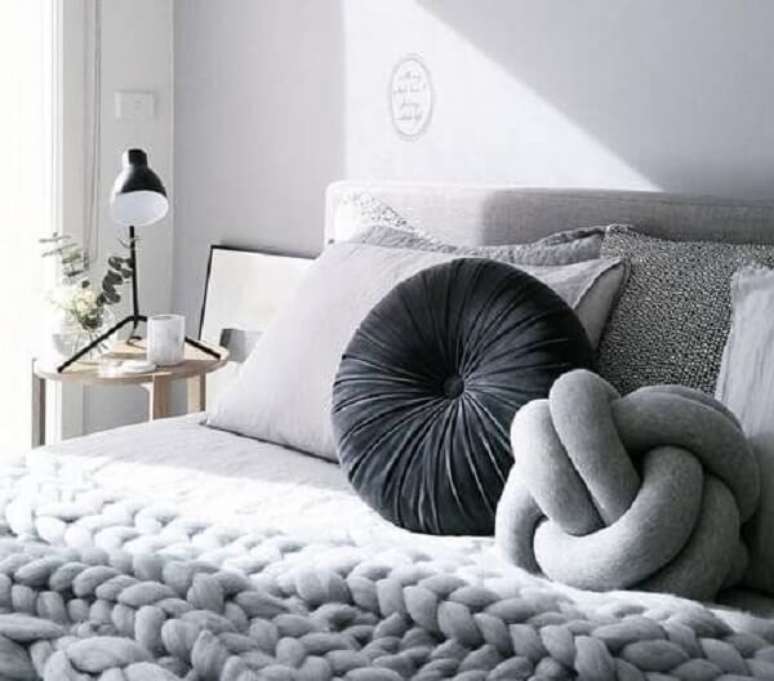 24. A almofada de nó em tom de cinza combina perfeitamente com a decoração clean do quarto. Fonte: Pinterest