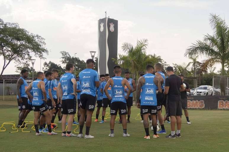 Dyego Coelho comandou o treino do Corinthians desta segunda sob forte sol (Foto: Daniel Augusto Jr. / Ag. Corinthians)