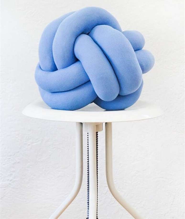 62. Modelo de almofada do tipo nó em tom azul. Fonte: Pinterest