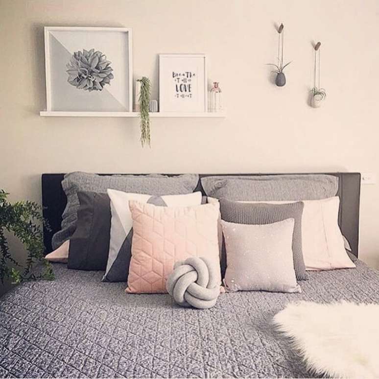 37. A almofada de nó cinza complementa a decoração do quarto de casal. Fonte: Pinterest