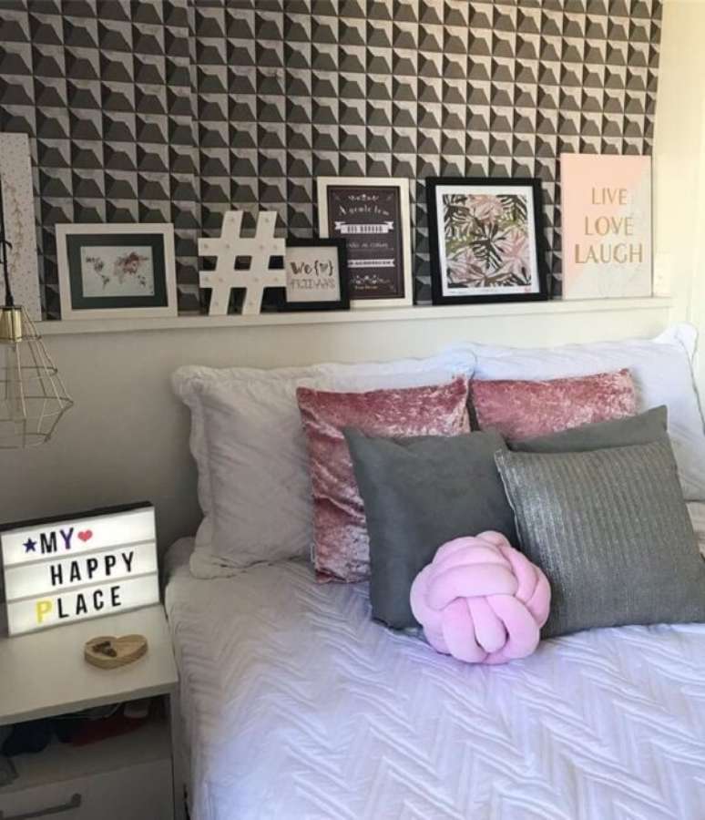 38. A almofada de nó rosa se harmoniza com decoração do quarto. Fonte: Pinterest