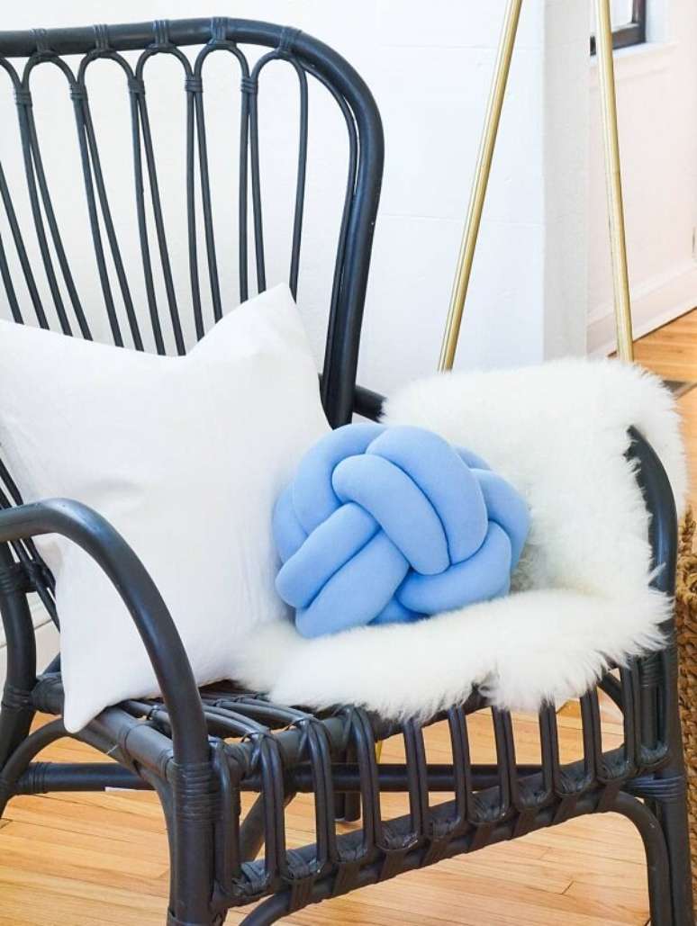 44. A almofada de nó em tom azul se destaca sobre a cadeira. Fonte: Pinterest