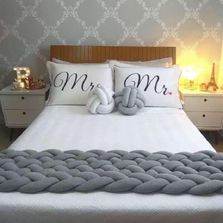 46. As almofadas de nó em tons branco e cinza se misturam com a decoração do quarto de casal. Fonte: Pinterest
