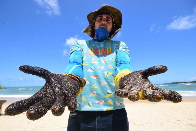  Os trabalhos de remoção de óleo continuam nas praias de Itapuama e Xáreu no Cabo de Santo Agostinho litoral de Pernambucano