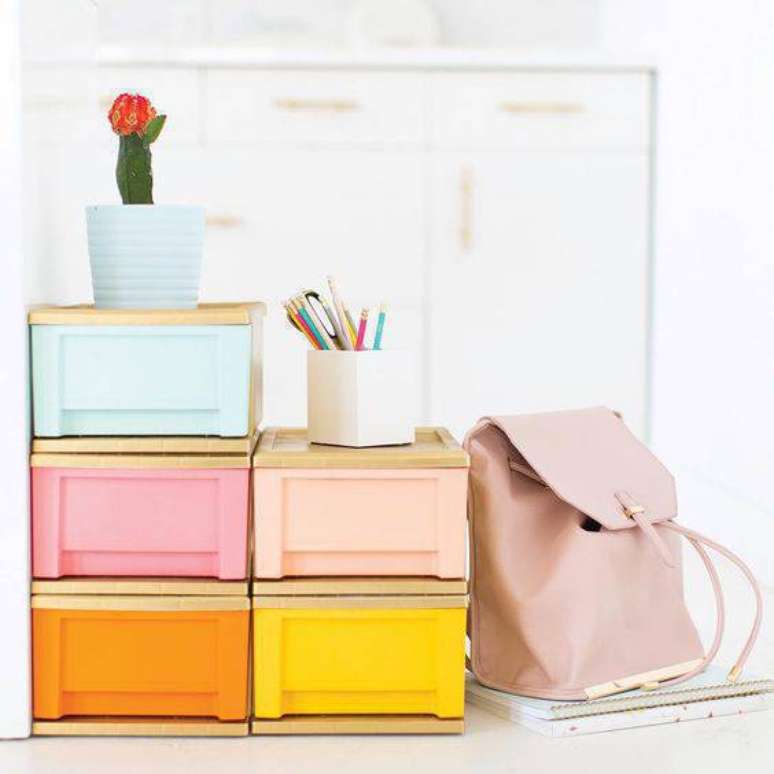 20. Organizador colorido para gaveteiro de sala – Por: Pinterest