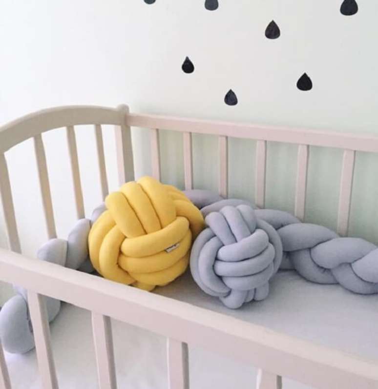 49. Invista em almofadas de nó para o quarto do bebê. Fonte: Etsy