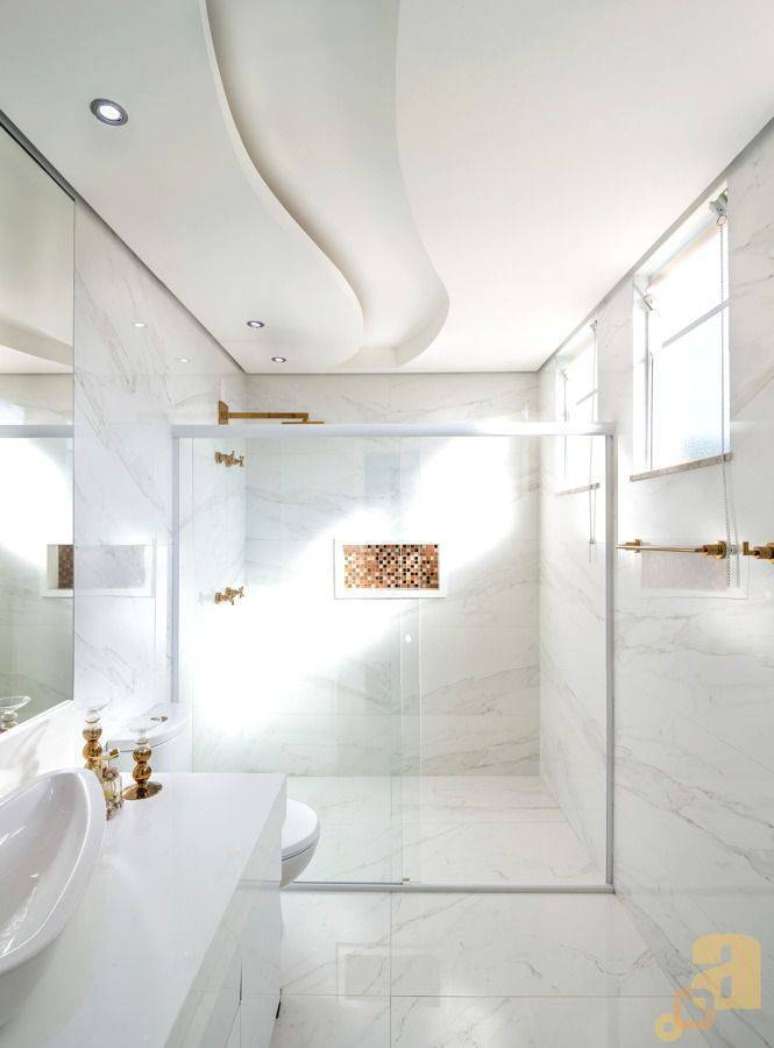 20. O seu banheiro fica mais clean com o porcelanato branco. Projeto de Argus Arquitetura e Interiores
