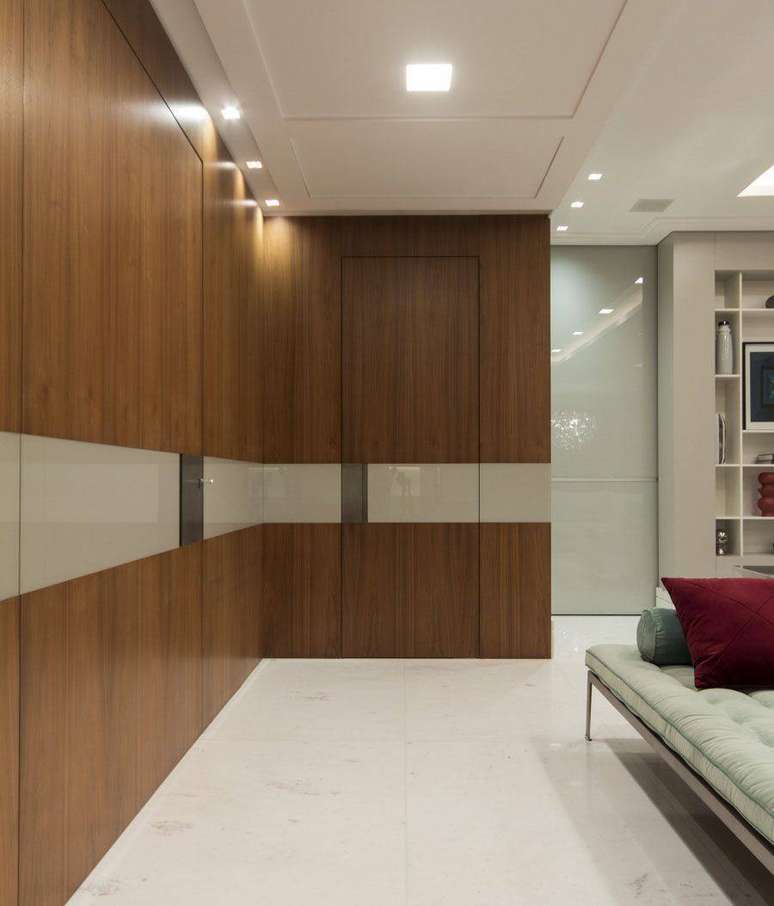 22. Voc&ecirc; dificilmente erra com um porcelanato branco. Projeto de Mar&iacute;lia Veiga