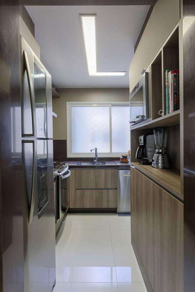 24. O porcelanato branco ajuda ambientes pequenos. Projeto de Renta Basques