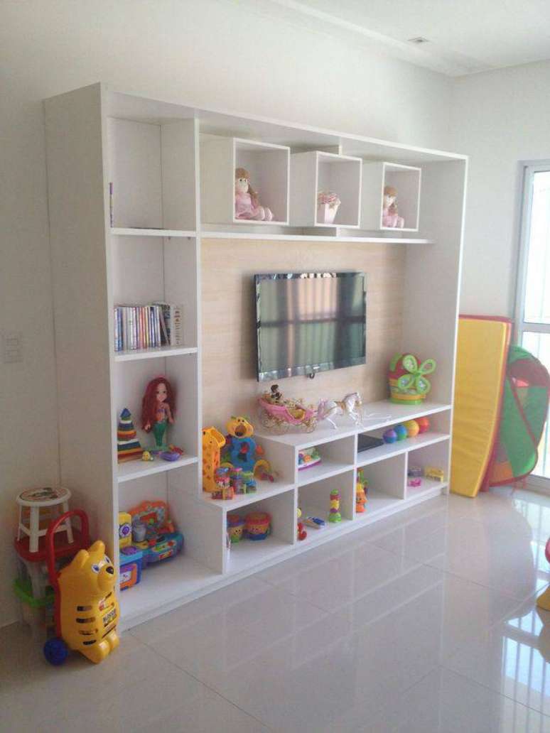 28. O porcelanato branco &eacute; bom at&eacute; para ambientes com crian&ccedil;as. Projeto de Amaury Junior