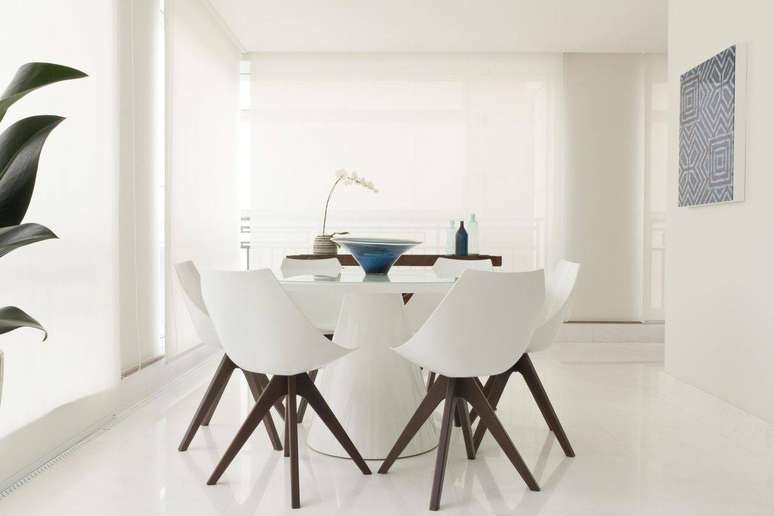 32. O porcelanato branco &eacute; tamb&eacute;m uma op&ccedil;&atilde;o barata. Projeto de Mar&iacute;lia Veiga