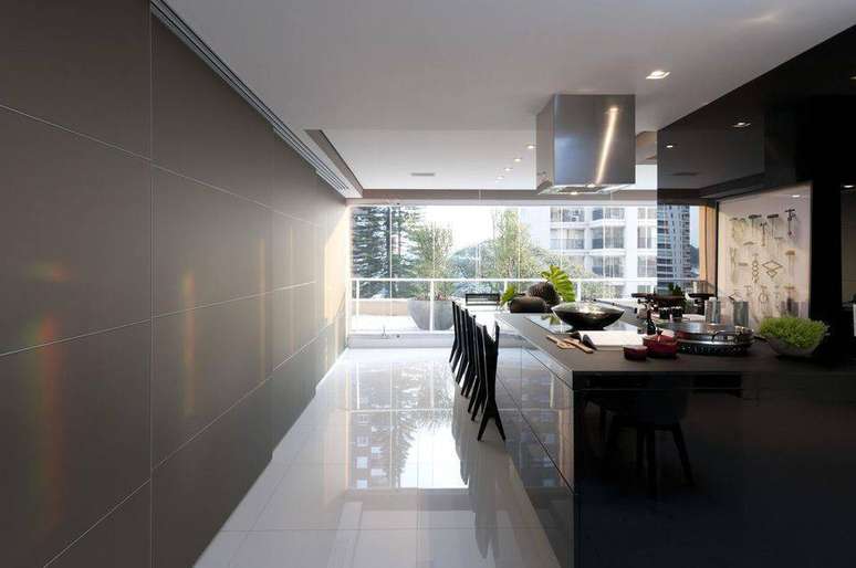 38. O porcelanato branco &eacute; lindo enquanto elemento de destaque no c&ocirc;modo. Projeto de Consuelo Jorge