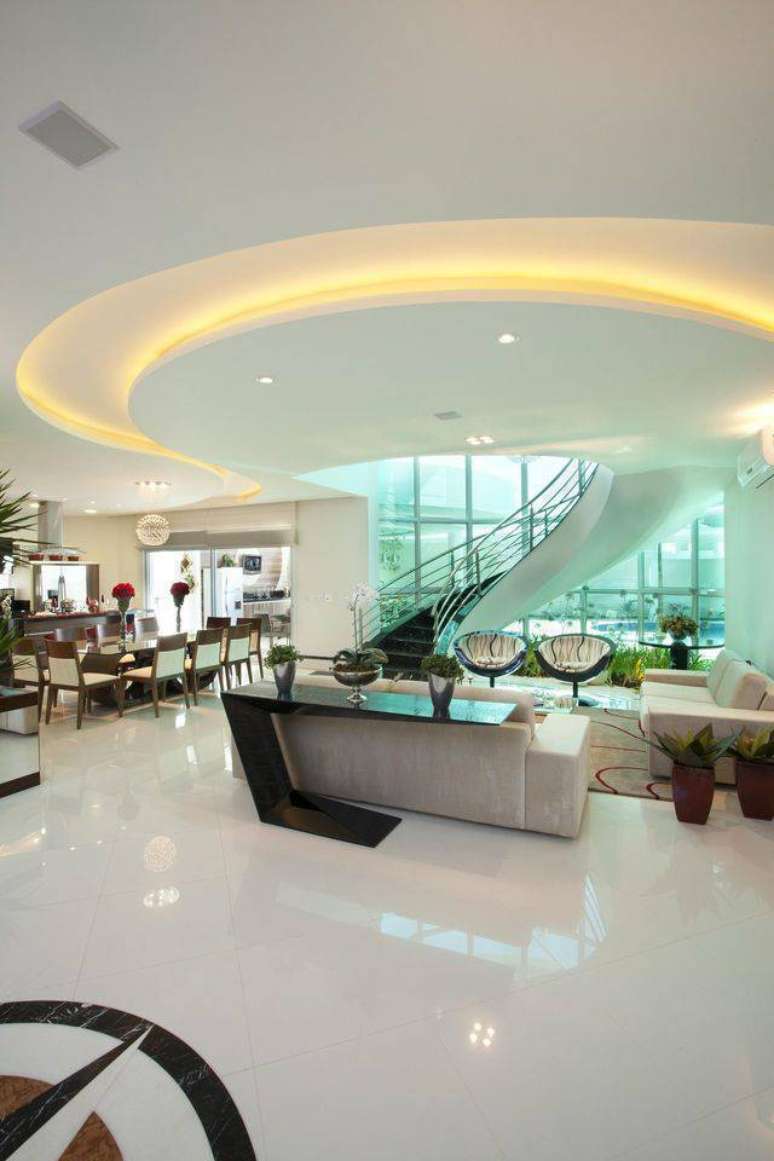 12. Casas ganham mais espa&ccedil;o com um bom porcelanato branco. Projeto de Aquiles Nicolas Kilaris